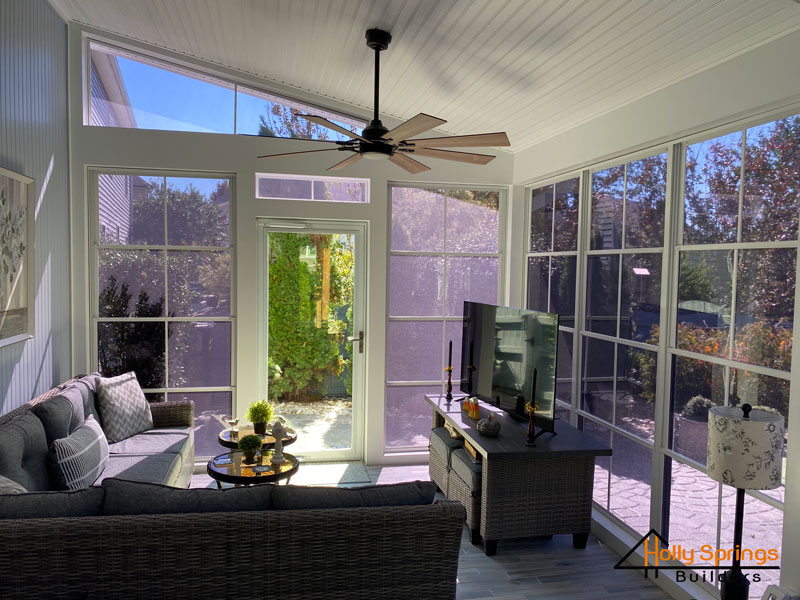 Furnished Sunroom with Ceiling Fan
